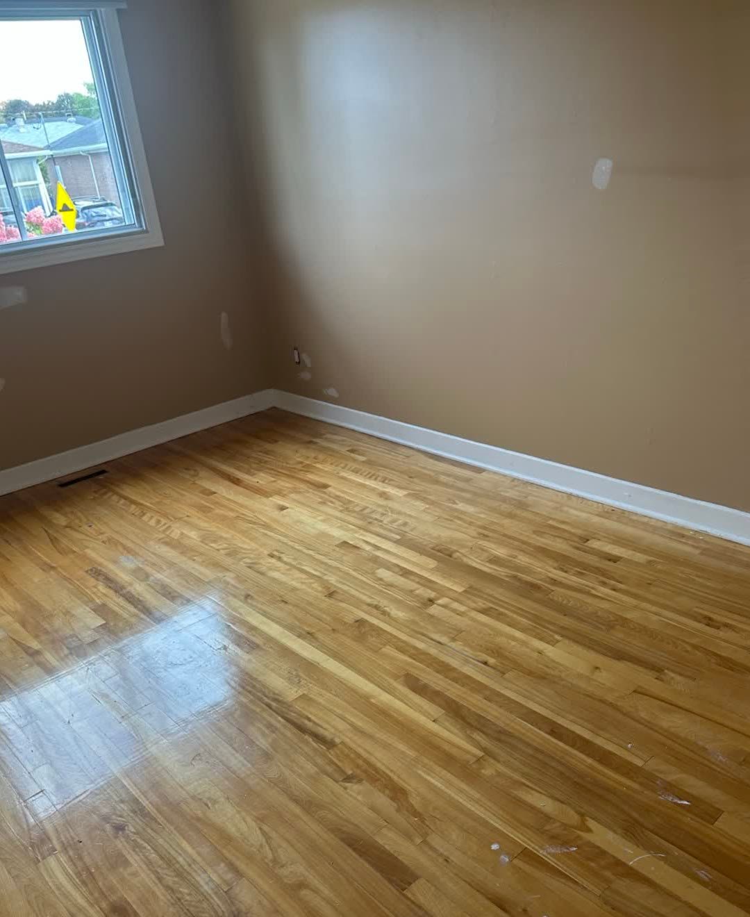 Avant : plancher de bois franc au vernis jauni et taché