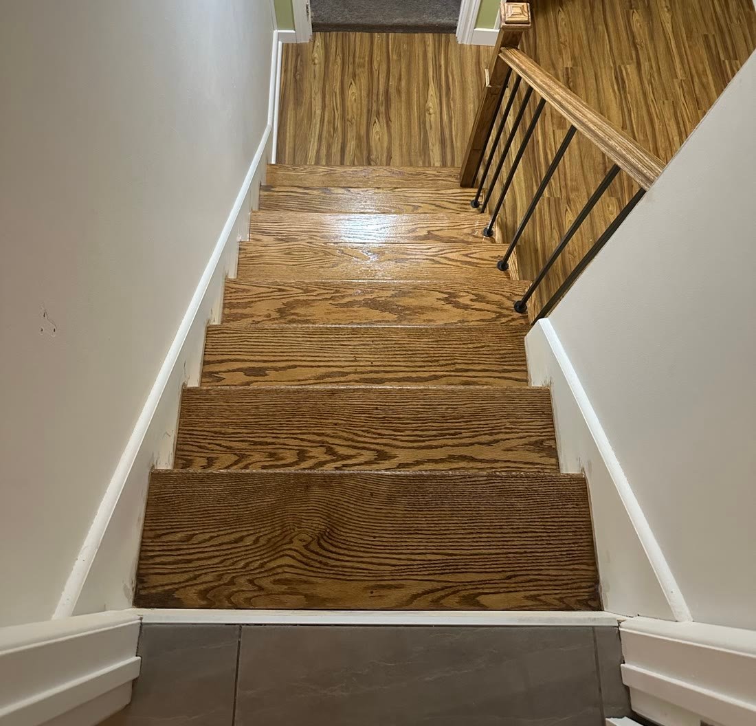 Escalier en chêne teint et verni par Groupe Mezora